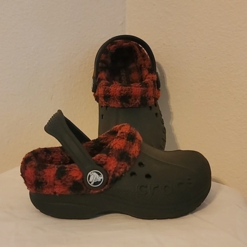 CHILDREN'S CLASSIC CROCS -‎ FLEECE LINED (sz 10-11)